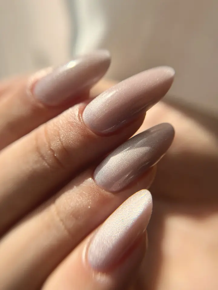 Effet cat eye rosé, ongles amande