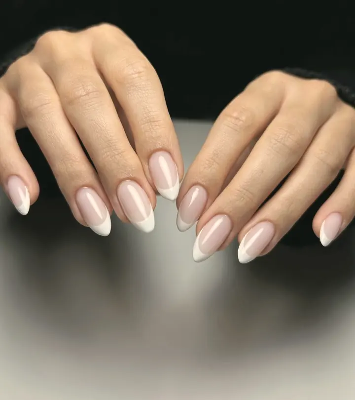 Extension gel, french blanche, ongles amande, sur peau claire