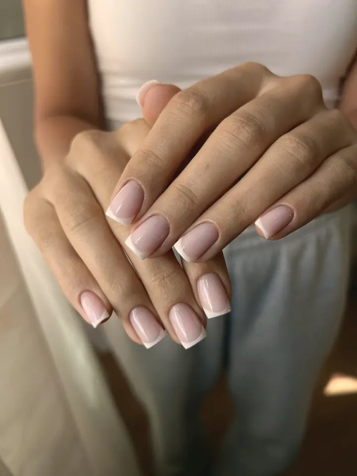 French blanche courte, sur les deux mains