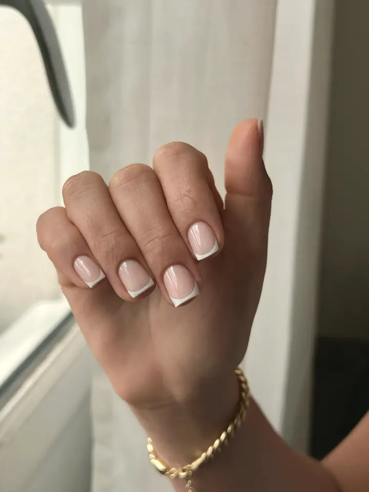 French blanche courte et carrée, sur peau claire