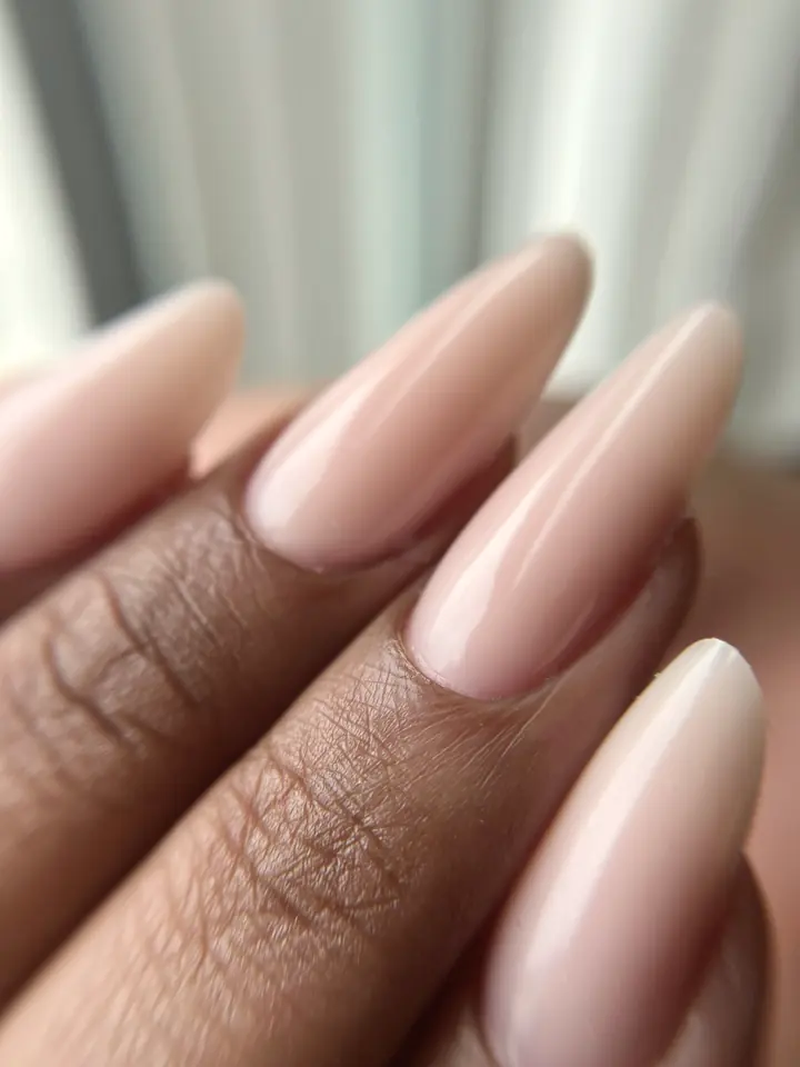 Extension gel, nude lacté, ongles amande, sur peau foncée