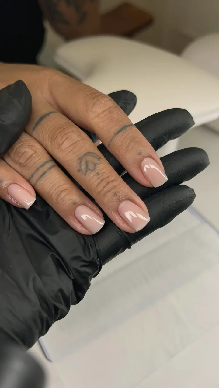 Nude laiteux sur ongles courts