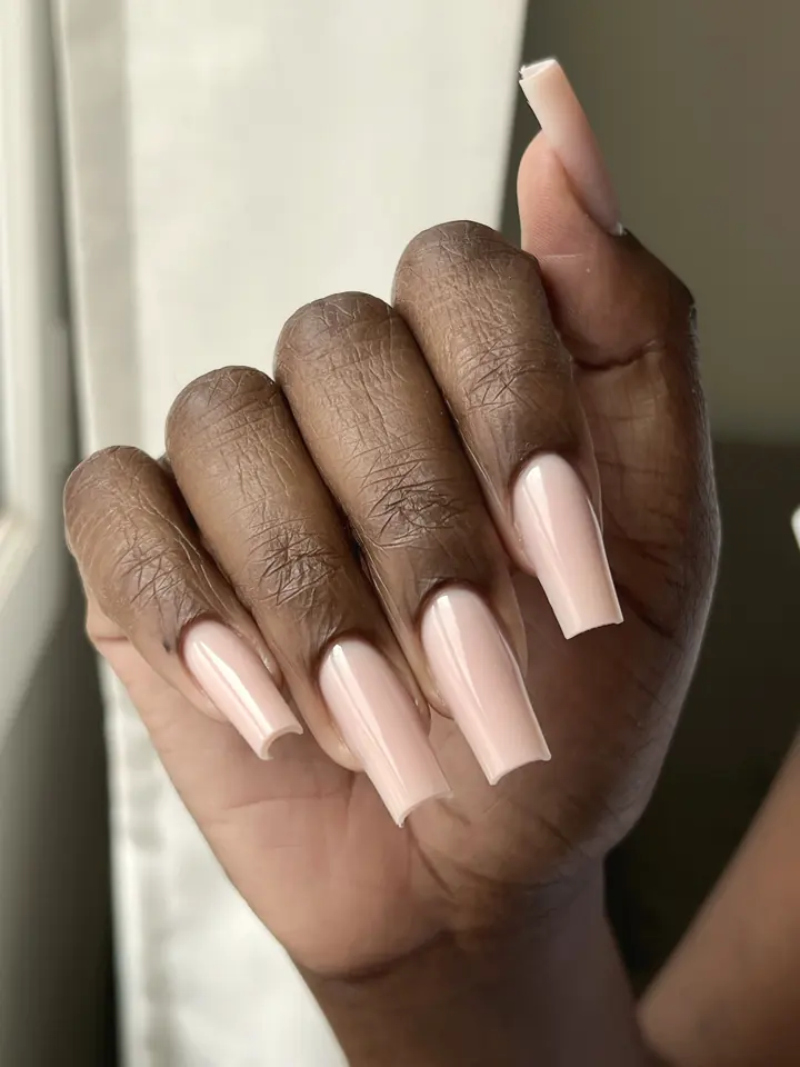 Extension gel, nude rosé, ongles longs carrés, sur peau foncée